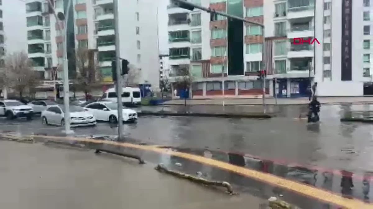 Diyarbakır’da Şiddetli Sağanak Sele Neden Oldu: Köprü Su Altında Kaldı