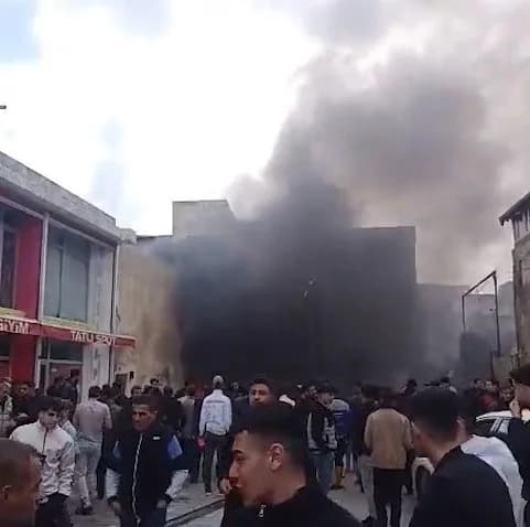 Şanlıurfa’da Elektrik Trafo Patladı: 4 Araç Hasar Gördü