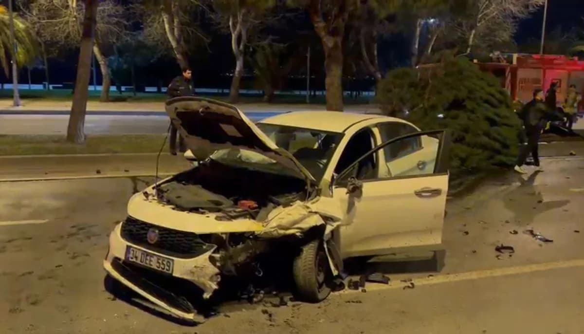 Kartal’da Makas Atan Otomobil, Taksiye Çarptı: 3 Yaralı