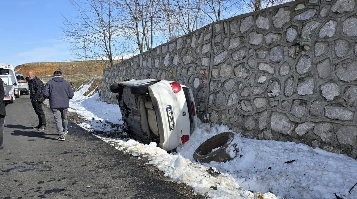 Bingöl’de Feci Kaza: Otomobil İstinat Duvarına Çarptı, 5 Yaralı