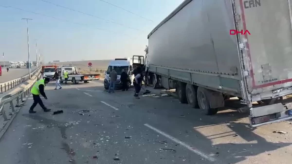 Eskişehir’de TIR kaza yaptı, 12 kişi yaralandı