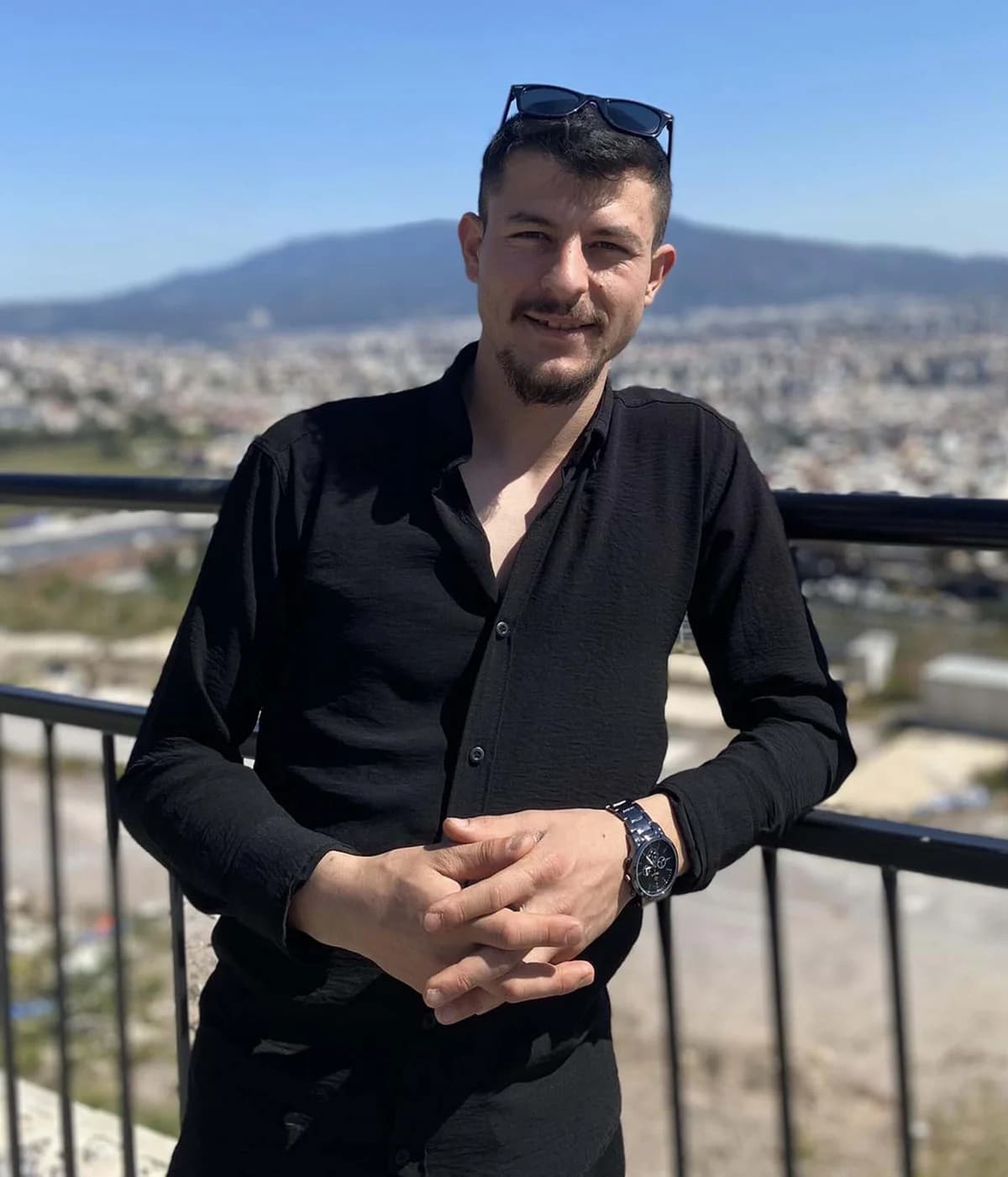 Kula’da Yağışlı Havada Takla Atan Araçta Feci Kaza