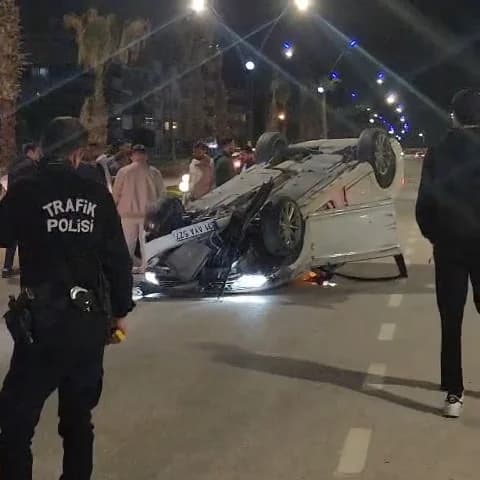 İskenderun’da Motosiklet Kazası: Takla Atan Otomobilde 2 Yaralı