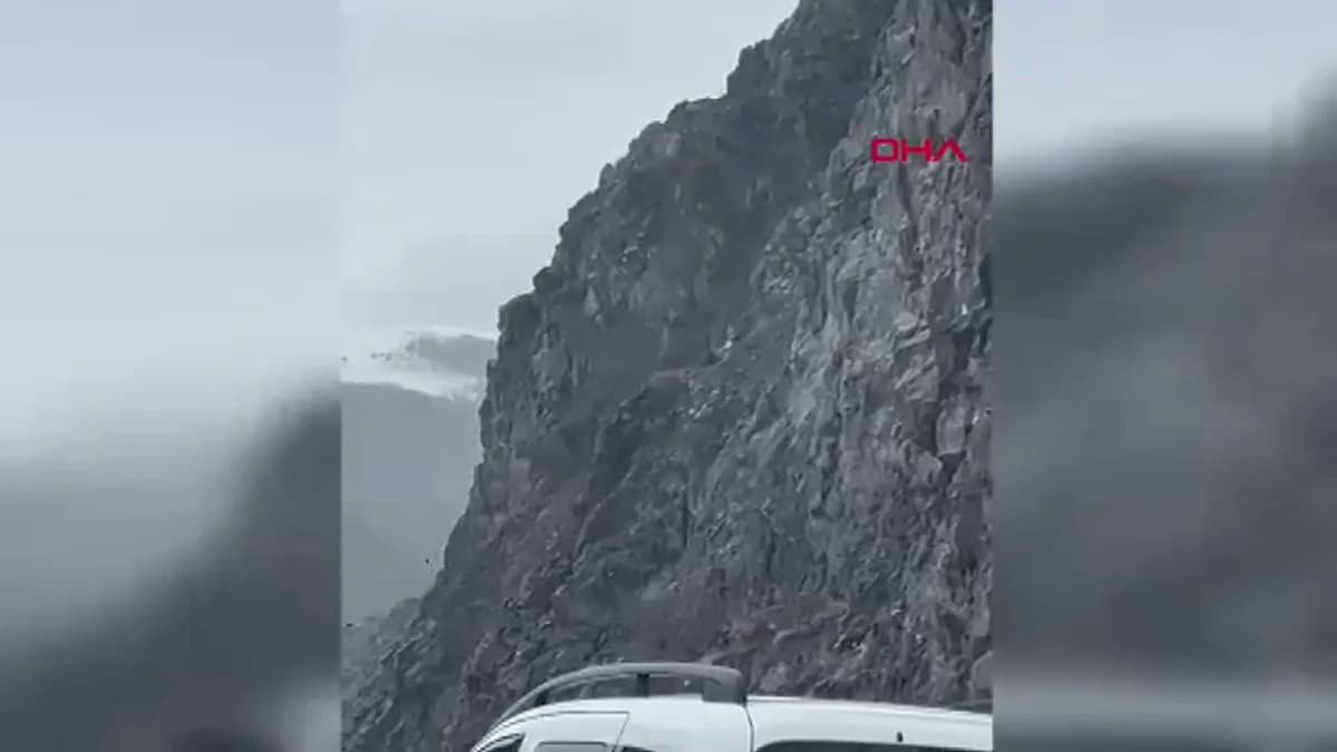 Yüksekova’da Heyelan Sonrası Kapanan Yol Yeniden Açıldı