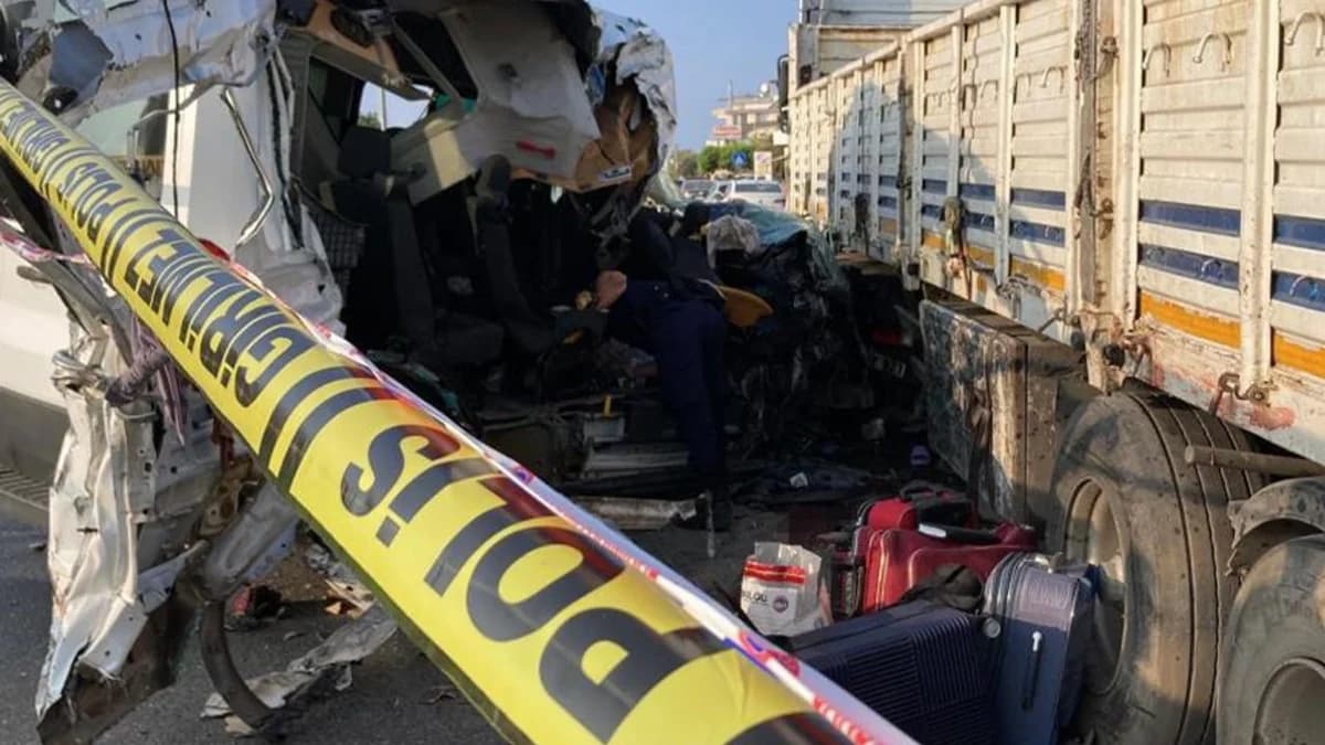 Mersin’de Feci Tatil Kazası: Minibüs Tıra Çarptı, 2 Ölü, 10 Yaralı