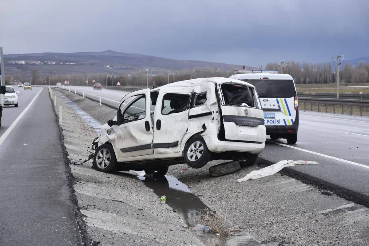 Sivas’ta TIR’a çarpan hafif ticari aracın sürücüsü ağır yaralandı