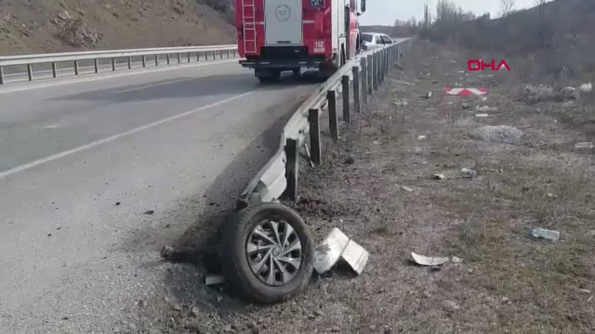 Çorum’da Kontrolden Çıkan Otomobil Bariyerlere Çarptı: Sürücü Yaralı