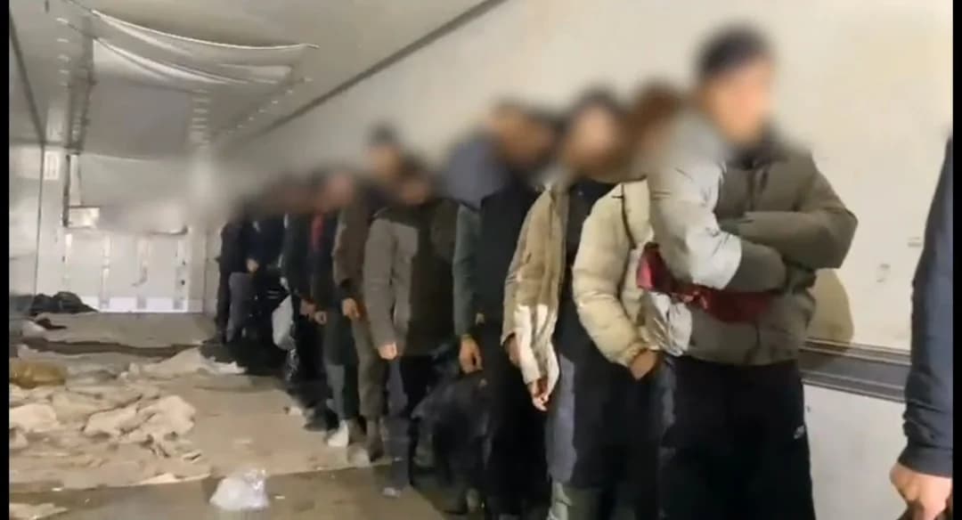 Türkiye’ye Kaçak Yolla Giriş Yapan 25 Düzensiz Göçmen TIR’da Yakalandı