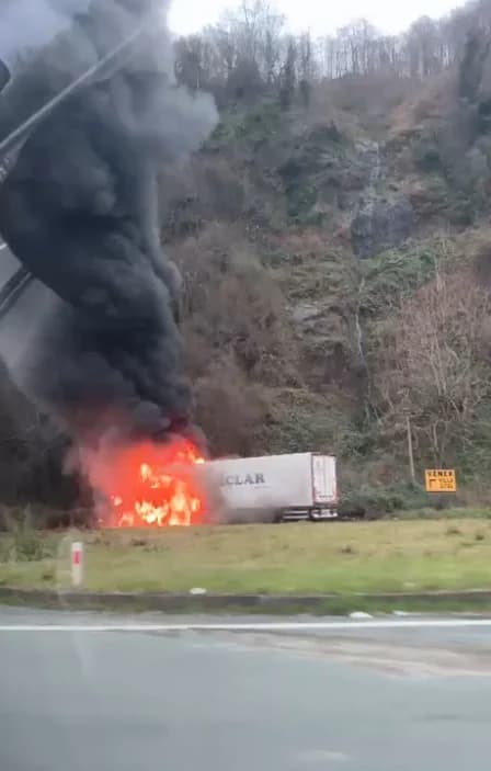 Rize’de Karadeniz Sahil Yolu’nda Dehşet Anları: TIR’dan Yükselen Alevler Yolu Kapattı!