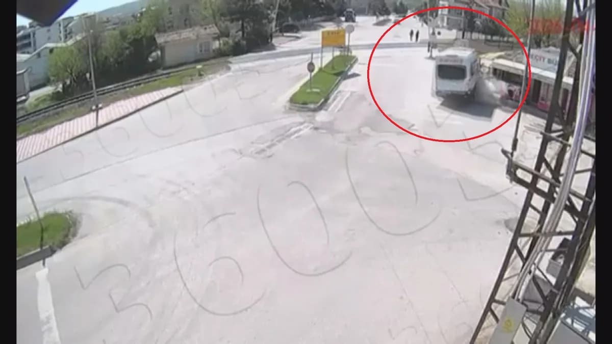 Alkollü Sürücünün Dehşeti Kamerada: Öğrenciler Son Anda Kurtuldu!