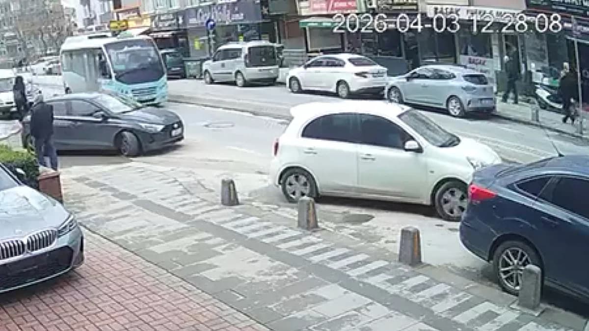 Maltepe’de Yolcu Minibüsü ile Otomobil Çarpıştı: 3 Yaralı