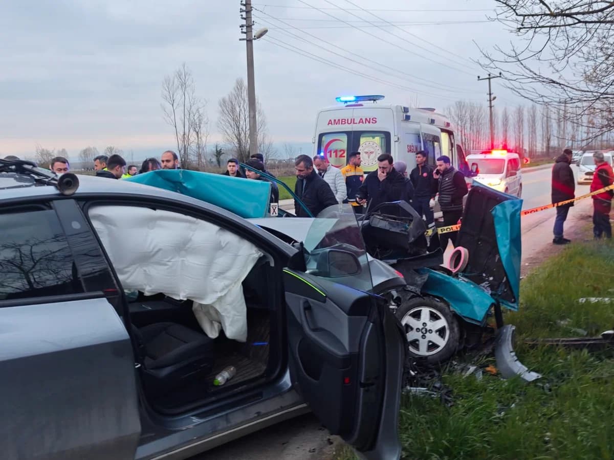 Sakarya’da Kanlı Kaza: Kafa Kafaya Çarpışan Otomobillerde Bir Can Kaybı, Bir Yaralı