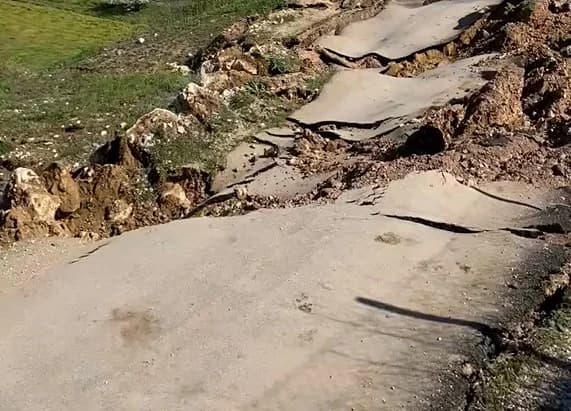 Bursa’da Heyelan: Kırsal Mahalleleri Bağlayan Yol Ulaşıma Kapandı
