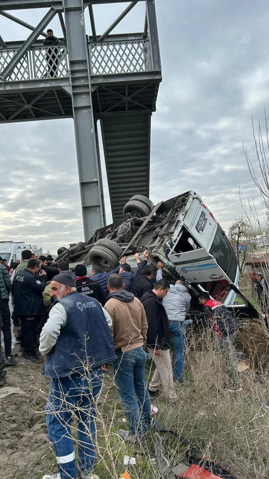 Ankara’da Üst Geçide Çarpan Halk Otobüsü: 4 Ölü, 13 Yaralı