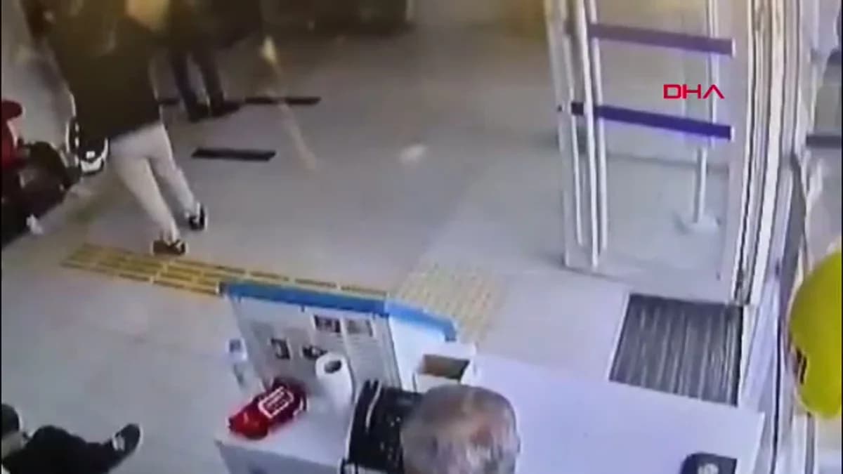 Mersin’de Satırla Soygun Girişimi: Maskeli Şüpheli Polisten Kaçamadı