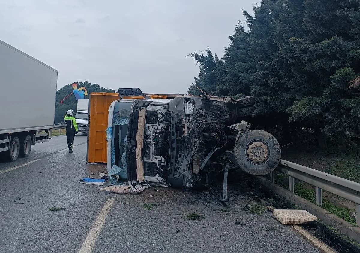 Samsun’da Kamyon Bariyerlere Çarptı: 1 Yaralı