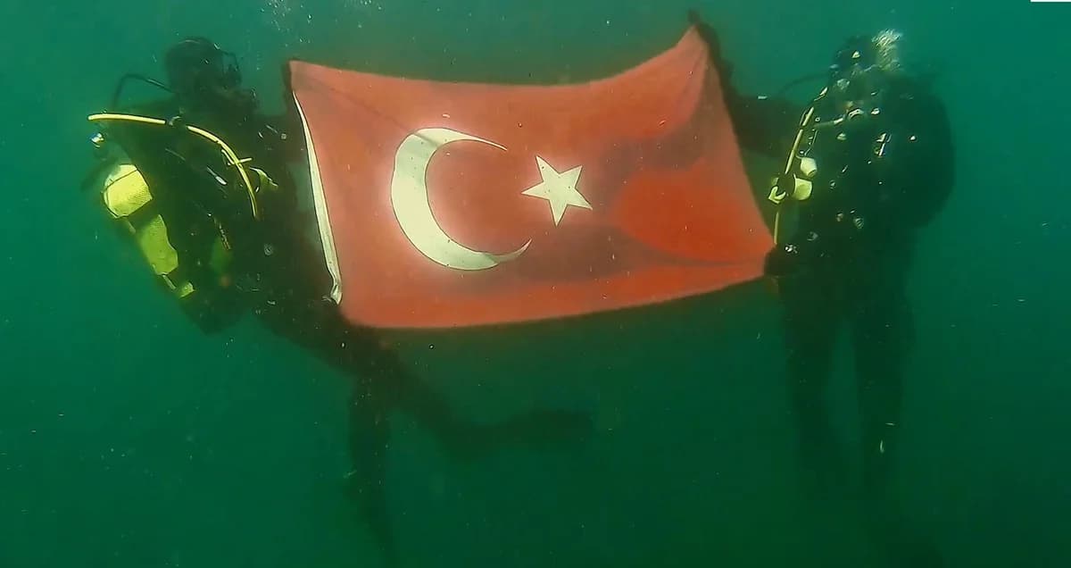 28 Santimetre Kalınlığındaki Buzda Türk Bayrağı Açtılar