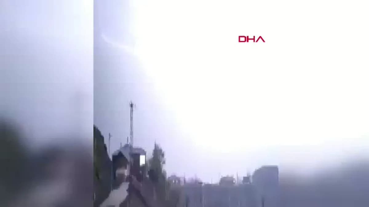 Hakkari’de Sağanak Yağışlar Taşkına Neden Oldu: Şemdinli-Derecik Yolu Kapandı
