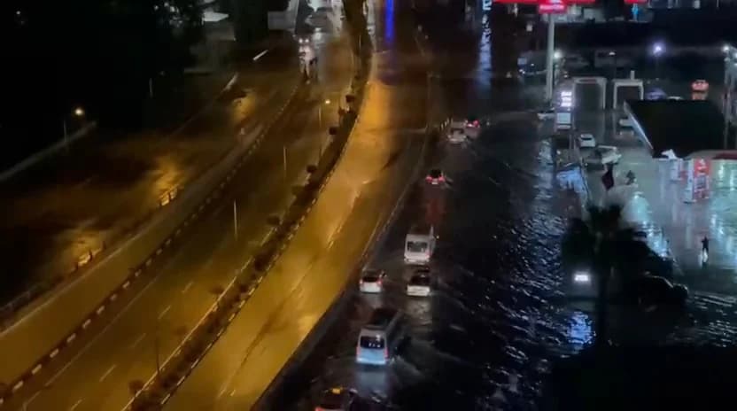 İskenderun’da Şiddetli Yağışlar Cadde ve Sokakları Su İçinde Bıraktı