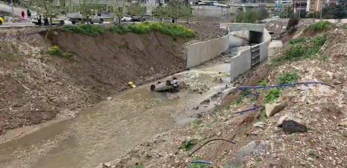 Park Halindeki Otomobilin Dereye Düşüş Anları Güvenlik Kamerasında