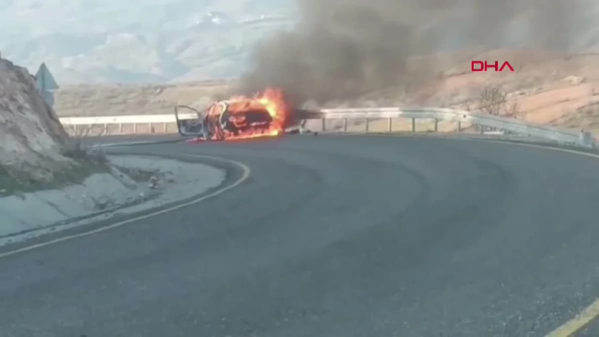 Siirt’te Seyir Halindeki Otomobil Yangını Korkuttu