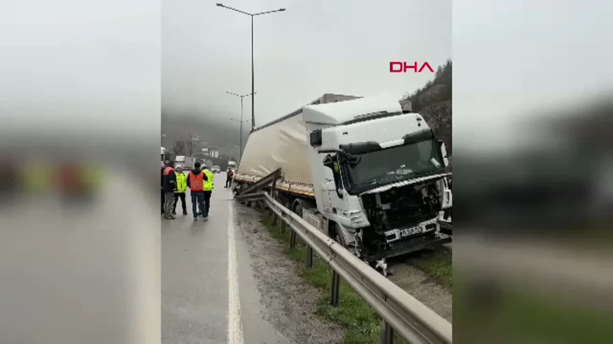 Samsun’da Park Halindeki TIR Refüje Çarptı