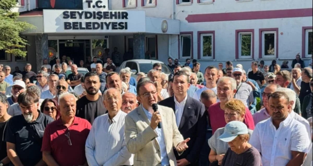 CHP’den AKP’ye Geçen Başkan Seydişehir’de Protesto Edildi