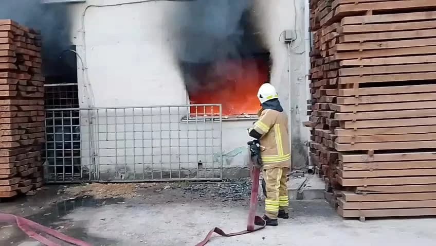 İnegöl’deki Kereste Deposunda Yangın: Depo Sahibi Yaralandı