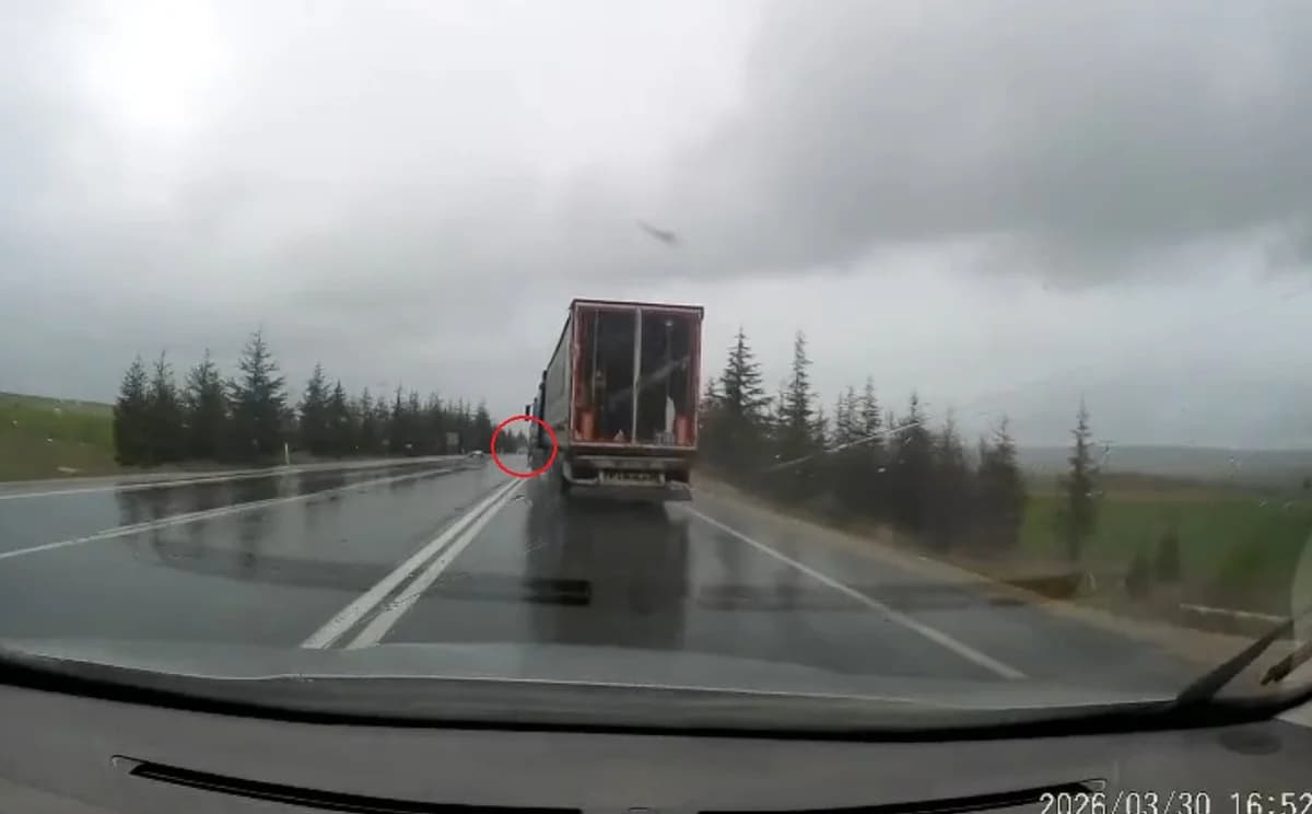 Eskişehir’de TIR’ın otomobile çarpması sonucu feci kaza: 1 ölü, 2 yaralı