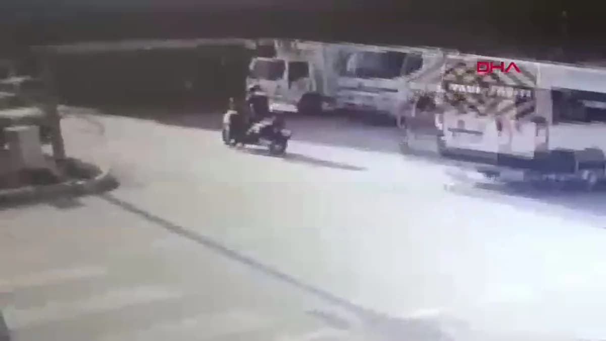 Antalya’da Kamyonun Kasasından Düşen İnşaat Demirleri Otomobili Deldi
