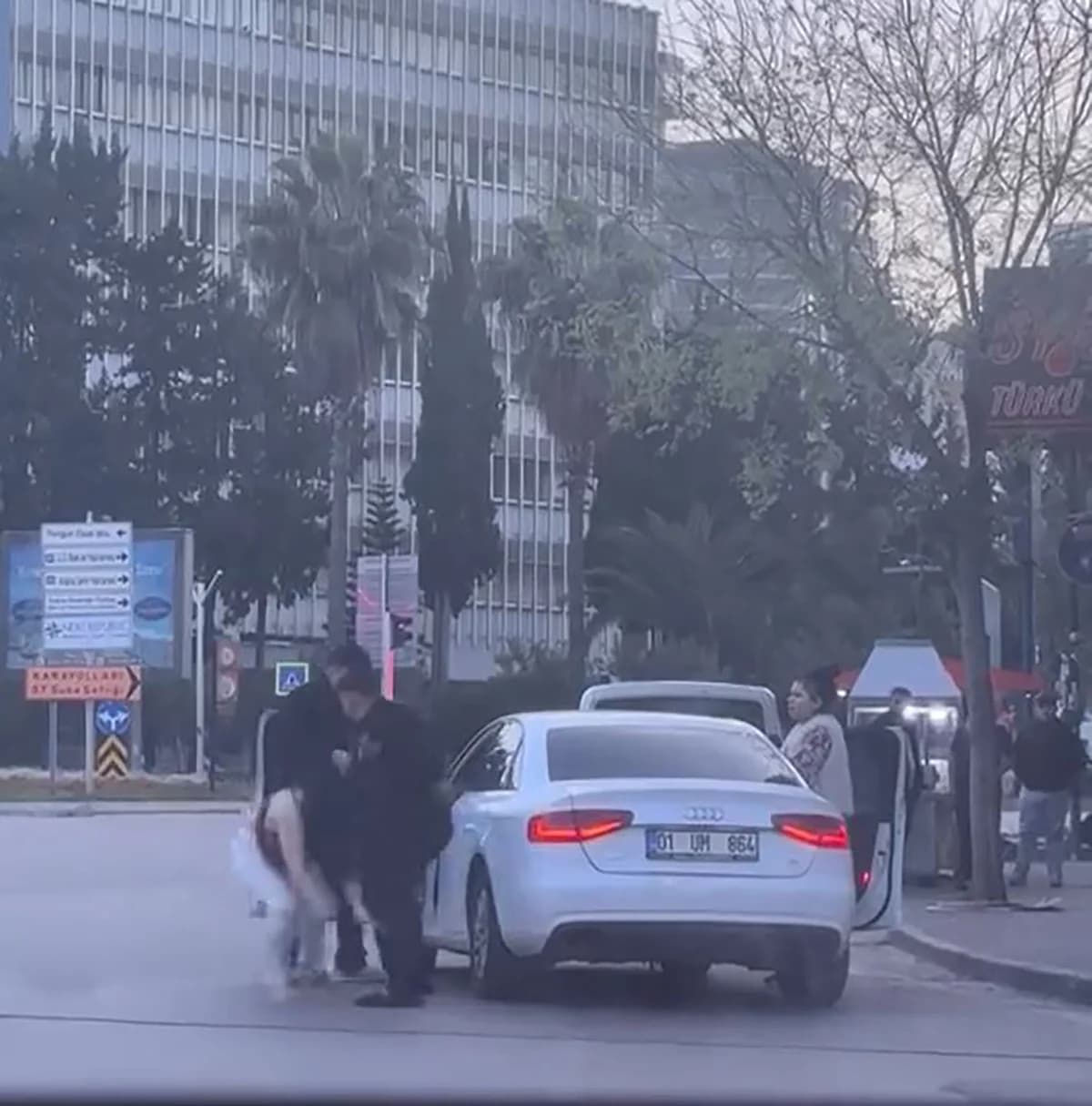 Adana’da Tartışma Korkunç Bir Olaya Dönüştü: Kadın Yere İndirildi
