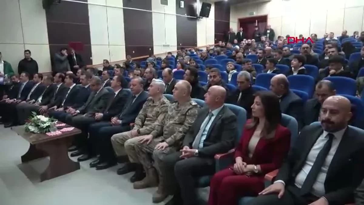 Nevruz Bayramı Coşkusu Bitlis’te Yaşandı: Vali ve Protokol Üyeleri Demir Dövdü, Ateşten Atlama Traditionu