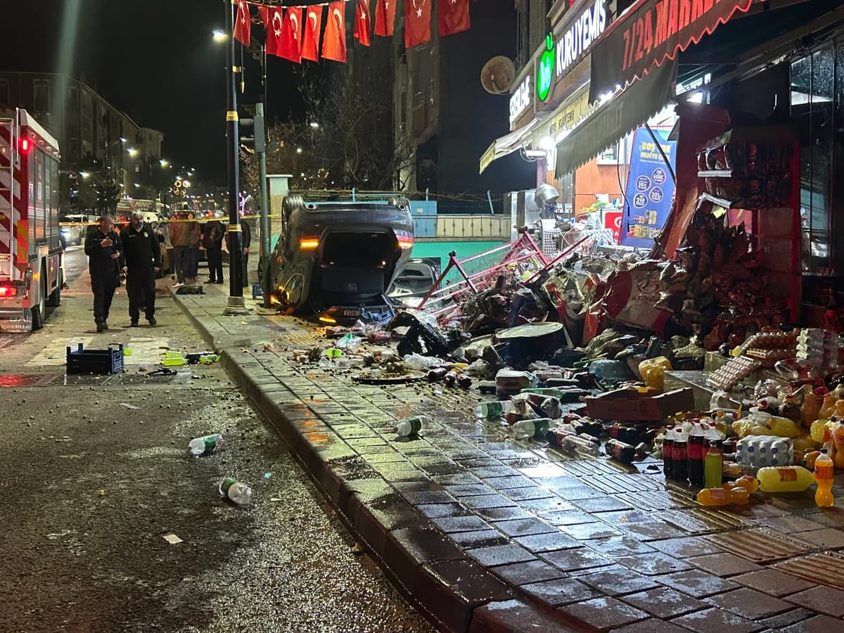 Sivas’ta Kontrolden Çıkan Otomobil Market Dükkanına Çarptı