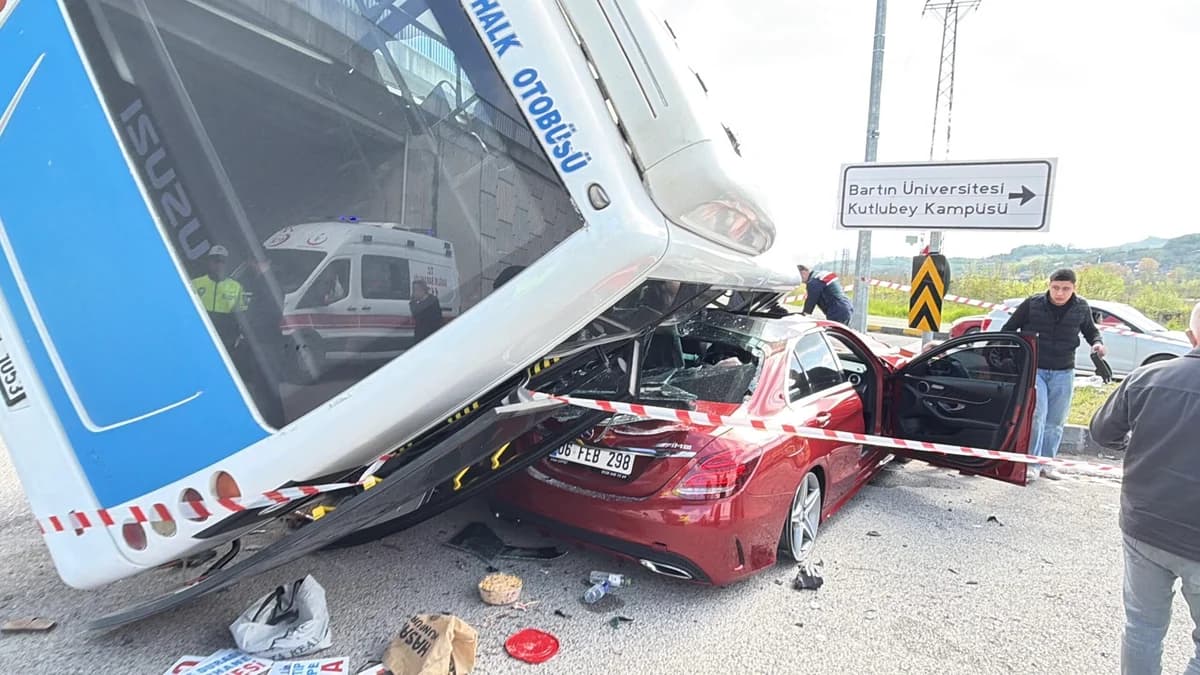 Bartın’da Feci Kaza: Öğrenci Taşıyan Otobüs Otomobilin Üzerine Devrildi, 46 Yaralı