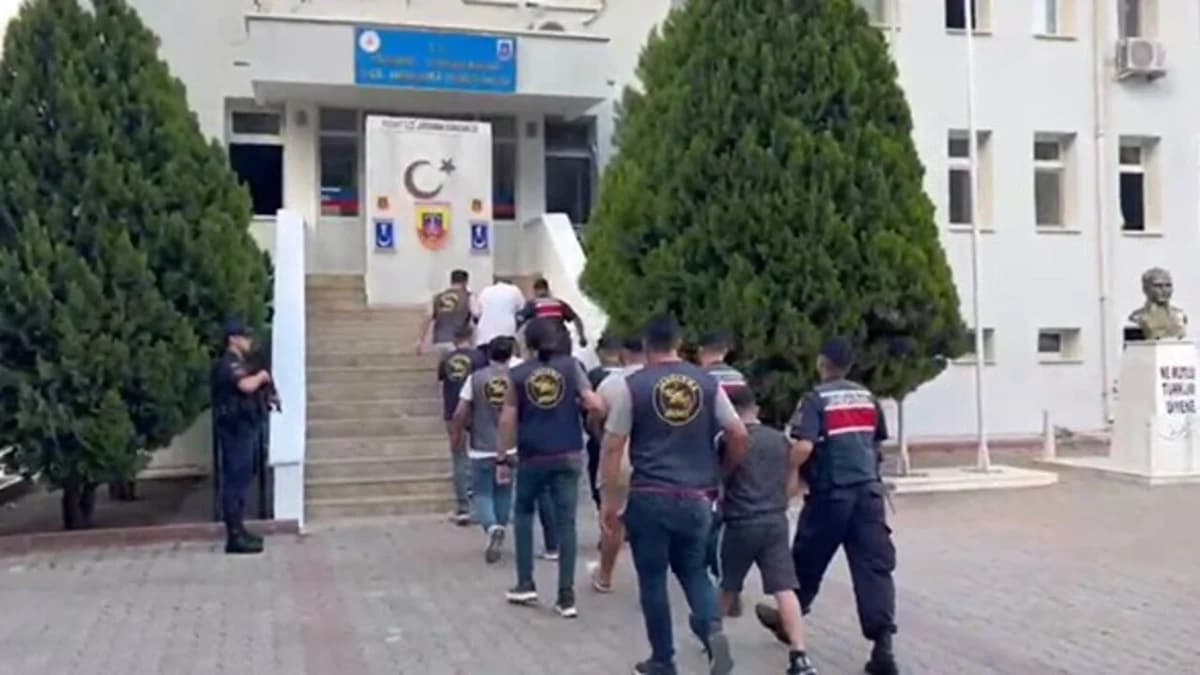 Adana’da FETÖ Bahane Edilerek 1,3 Milyon TL Dolandırıcılık: 5 Gözaltı