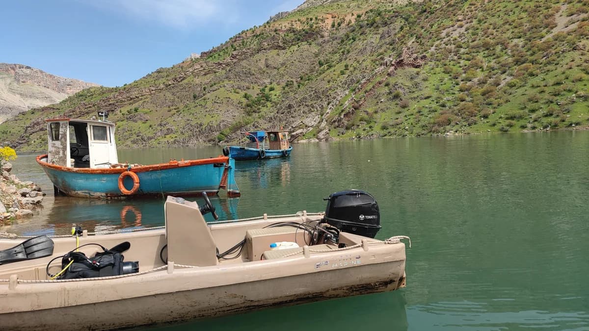 Fırat Nehri’nde Bot Devrildi: Kampçı Kayboldu, Ekipler Seferber Oldu