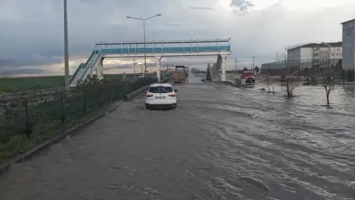 Nusaybin’de Sağanak Yağış; İpekyolu Sular Altında Kaldı