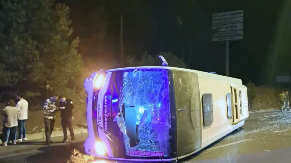 Muğla Menteşe’de Havalimanı Yolcu Otobüsü Devrildi: 5 Yaralı