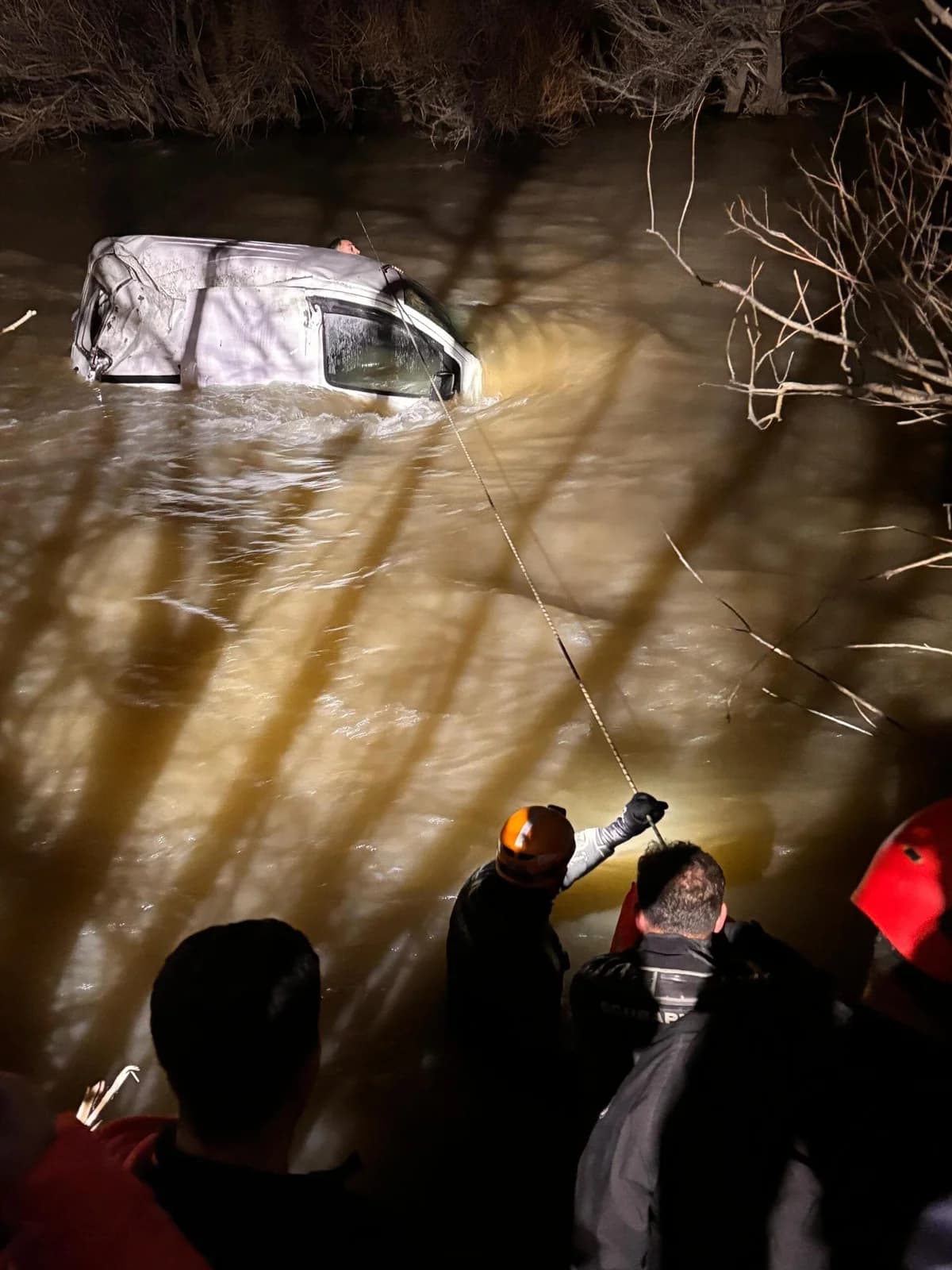 Aras Nehri’ne Uçan Araçta Mahsur Kalan Sürücü Halatla Kurtarıldı