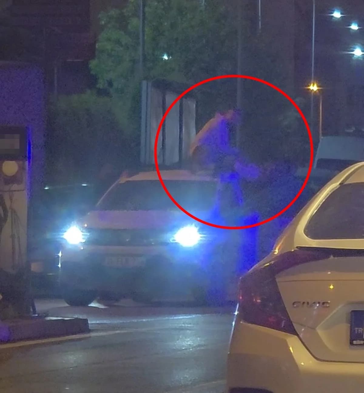 Siirt’te Akılalmaz Anlar: Madde Bağımlısı Olduğu İddia Edilen Kişi Otomobilin Üzerine Çıktı