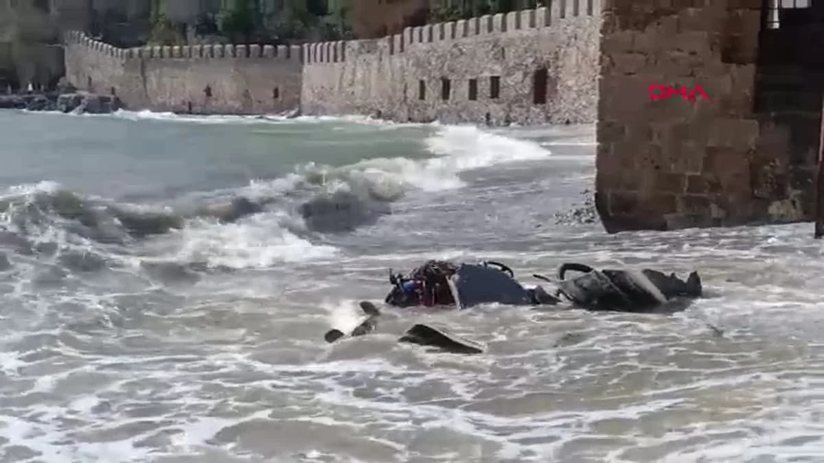 Antalya’da Fırtınaya Yakalanan Balıkçı Teknesi Alabora Oldu