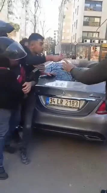 Kadıköy’de Yol Verme Tartışması Kanlı Bitti: Kamyonet Şoförüne Saldırı