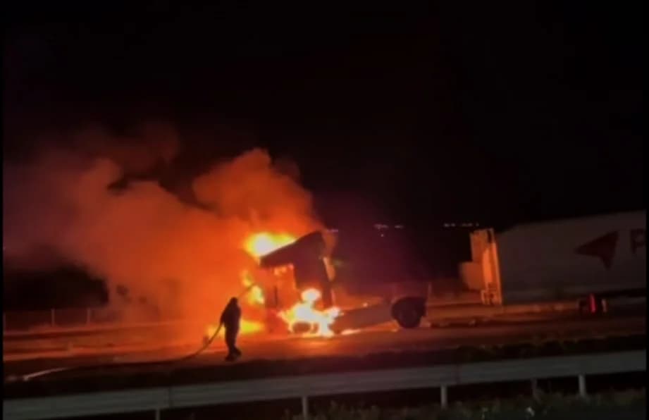 Gaziantep’te Seyir Halindeki TIR Köz Haline Döndü