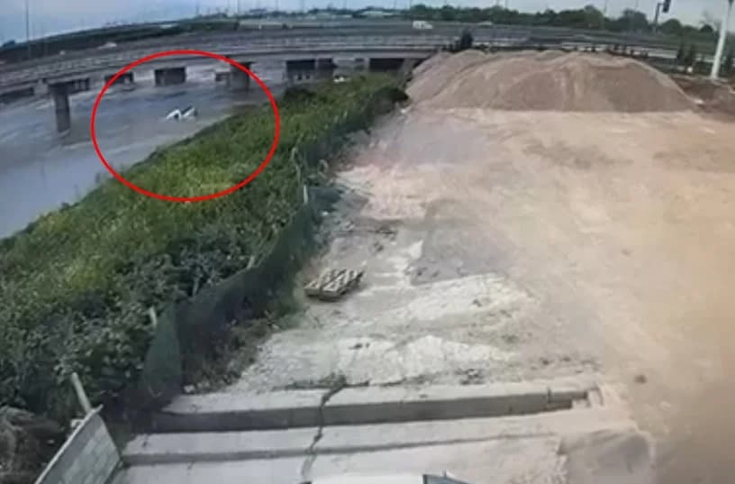 Karacabey’de Kamyoneti Suya Gömerken Hayatını Kaybeden Sürücü
