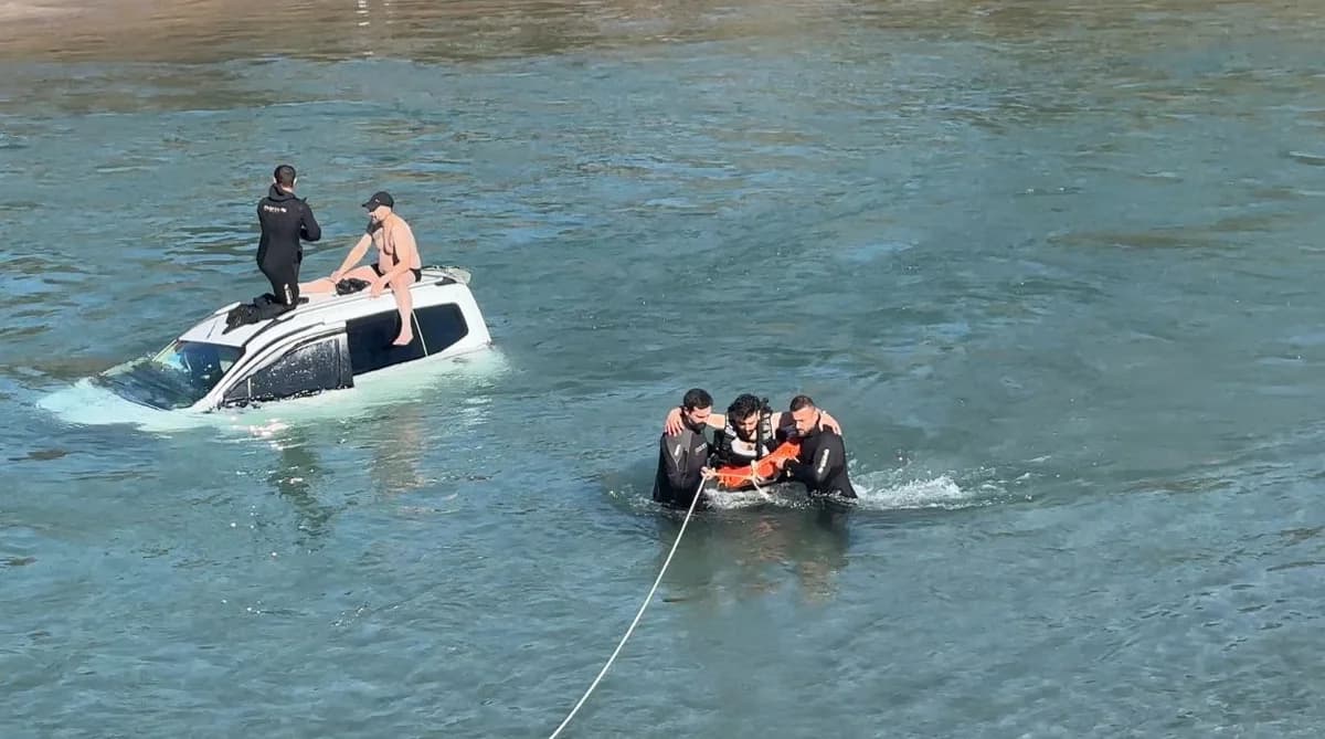 Tunceli’de Köprüden Baraj Gölü’ne Düşen Hafif Ticari Araçta Sürücü Kurtarıldı
