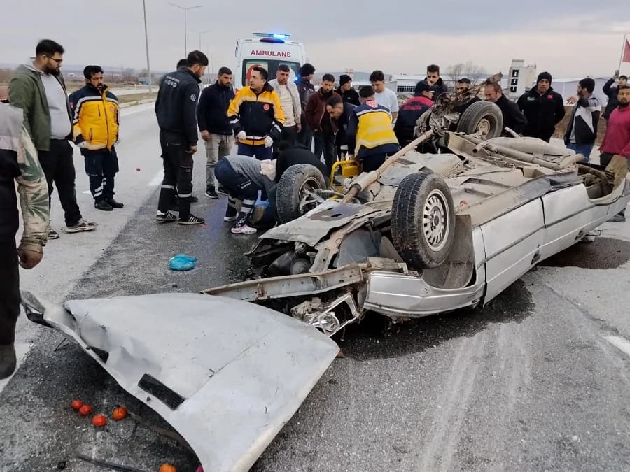 Çorum’da Kontrolden Çıkan Otomobil Elektrik Direğine Çarparak Takla Attı: 3 Yaralı