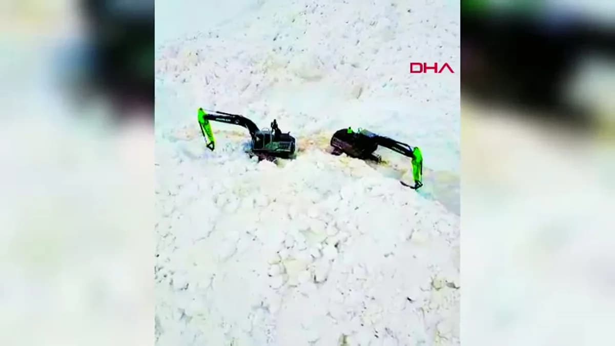 Şırnak’ta İkinci Kez Çığ Düşen Yolda Temizlik Çalışmaları Hızla Devam Ediyor
