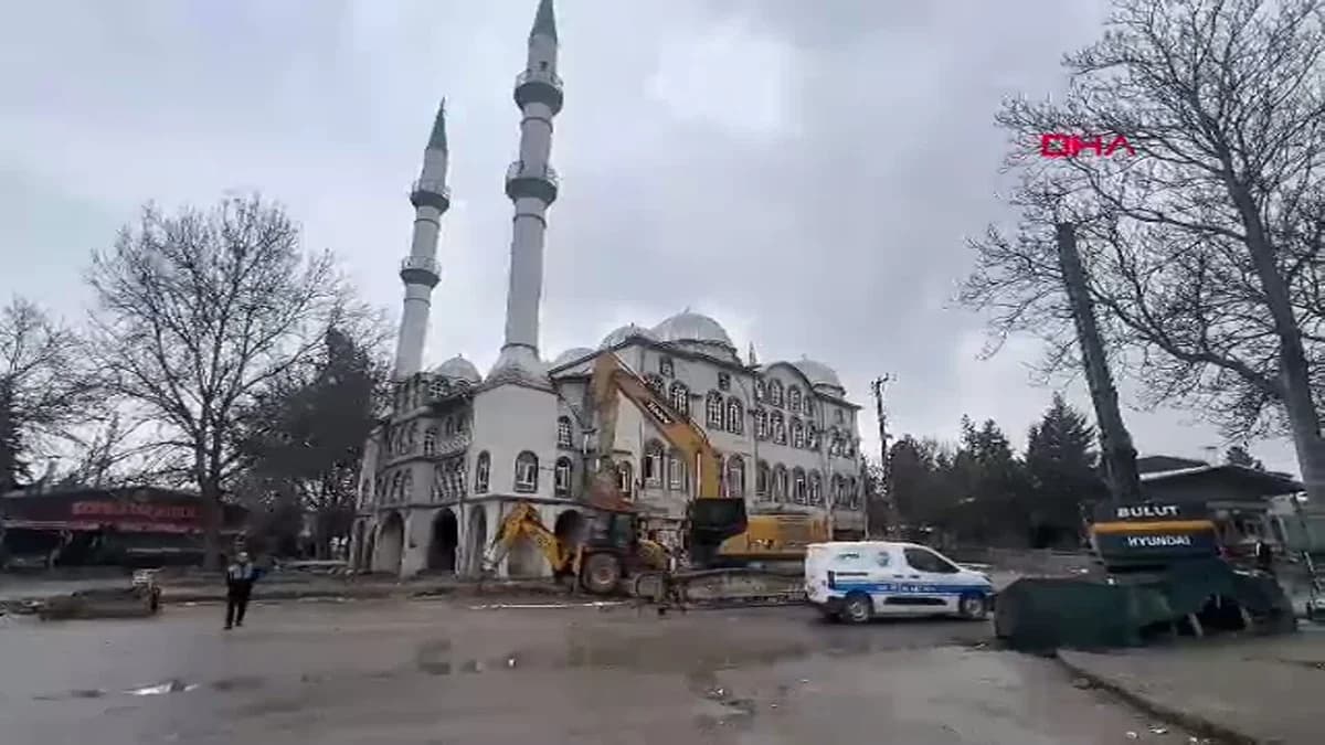 Malatya’da 43 Yıllık Cami Kontrollü Şekilde Yıkıldı