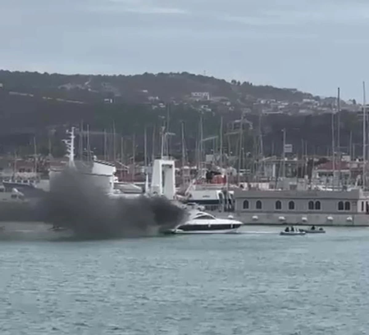 Çeşme’de Motoryat Yangını: Ekipler Hızla Müdahale Etti