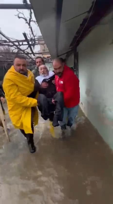 Hatay’da Sağanak ve Dolu, Yolları Göle Döndürdü